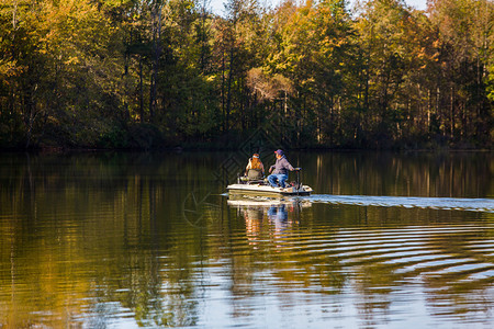旅行宁静运动秋天在湖边钓鱼跟船一起图片