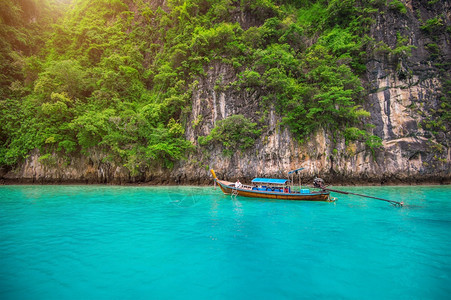 自然松弛泰国克拉比PhiPhi岛Maya湾长船和蓝水图片