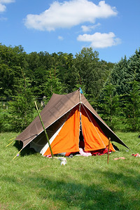 公园草地里露营帐篷图片