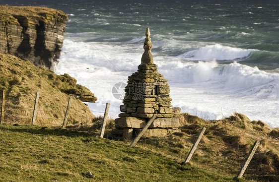 海域苏格兰东岸BroughHead的一座石堆附近波涛汹涌的海面位于苏格兰北部JohnOGroats以南10英里处海洋靠近图片
