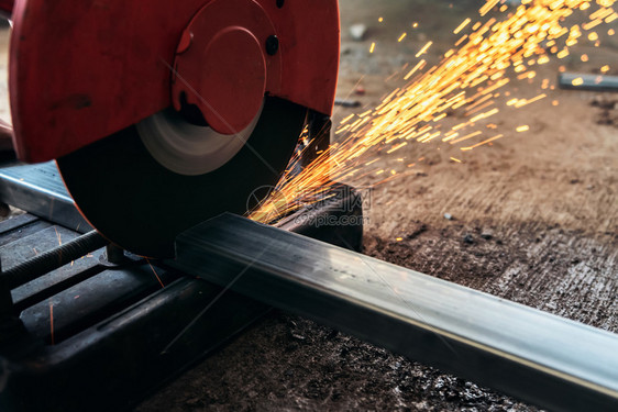 工具手动的圆形锯在建筑工地切割钢铁热的图片