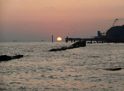 圆形的放松天环太阳在黑海上坠落图片