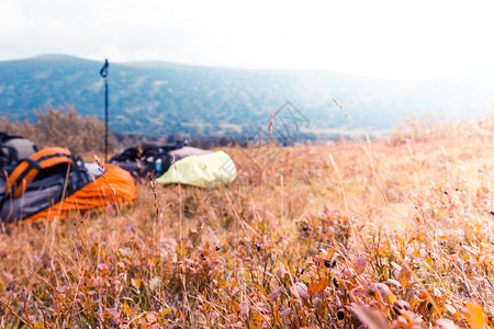 秋天草原上的两个旅游背包在山谷旅行上徒步在路上休息场景假期满的图片