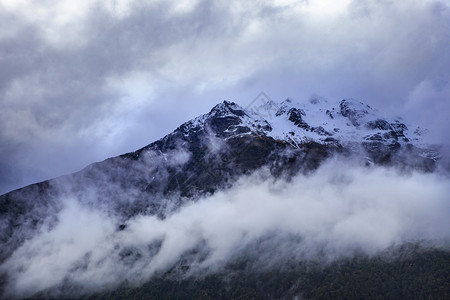 森林风景和顶峰的云冰在岩石山顶上亚瑟尔斯科通过新西兰公园风景优美图片