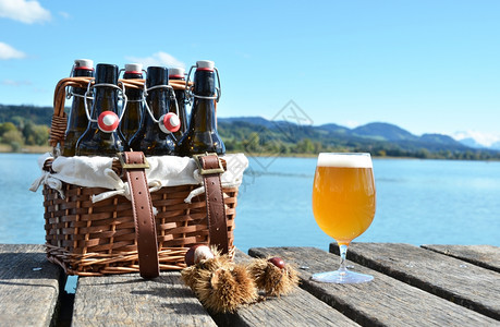在木制码头对着湖边的啤酒山贝尔特自然图片