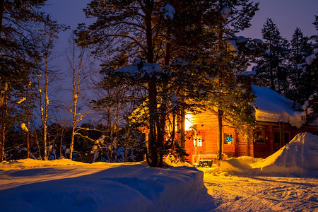 清晨在冬季森林的清晨许多雪和木屋在冬季森林的早起和原木屋冬天乡村的季节图片