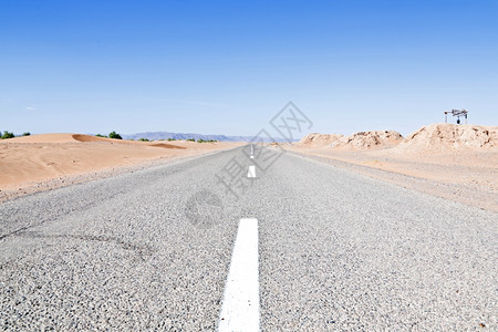 蛇驾驶穿过摩洛哥沙漠的公路景观图片