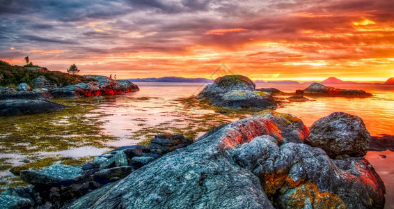 山夏季挪威地貌的粗糙自然特征海滨日落图片