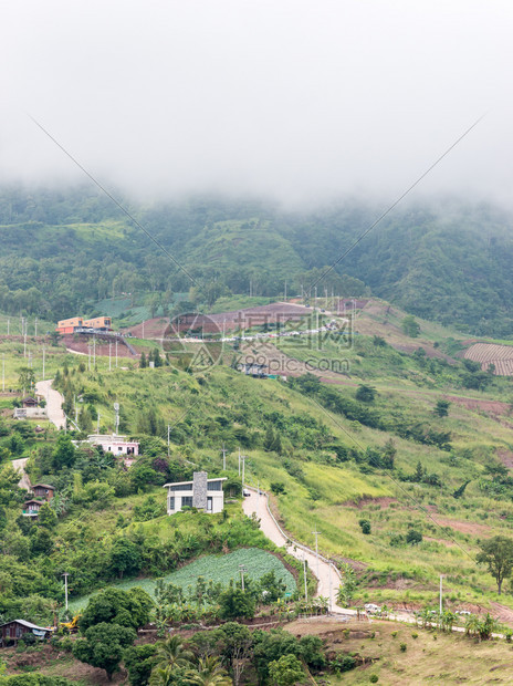 清晨用薄雾弯曲通往高山的公路云自然户外图片