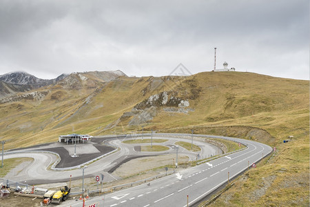 明亮的山上道路蓝色森林图片