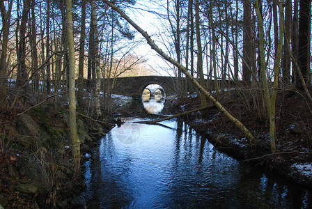 优质的古老石桥由瑞典群岛奥兰的一个小溪建造筑学北欧的图片