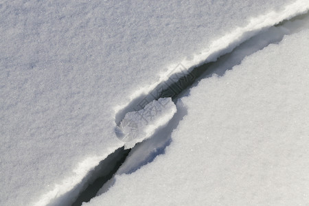 美丽的深下雪和暴风后冬季的深雪漂流在旅程中的近距离变化深雪漂流风暴图片