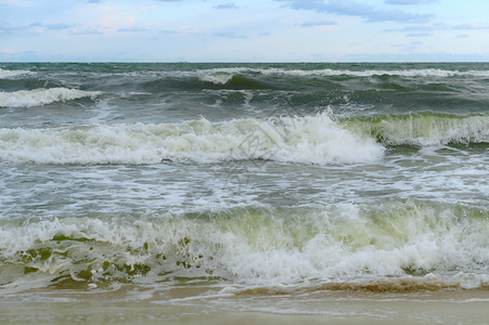 夏季海上风暴美丽的大浪波罗海美丽大浪波罗海夏季上风暴岸天气雨背景图片