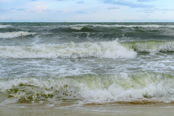 夏季海上风暴美丽的大浪波罗海美丽大浪波罗海夏季上风暴岸天气雨图片