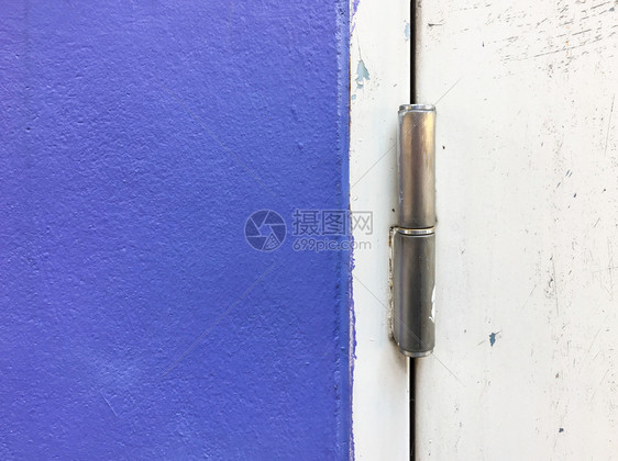 新金属在工业园仓库的钢门上积聚了下来屋入口安全图片