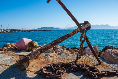 金属海洋质地希腊Aegina岛港口海岸上的Rusty船锚图片
