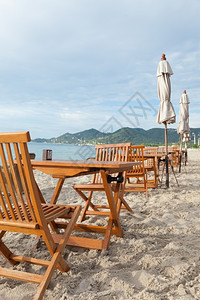 近海边的滩上椅子和桌在海滩上放松支撑空的户外图片