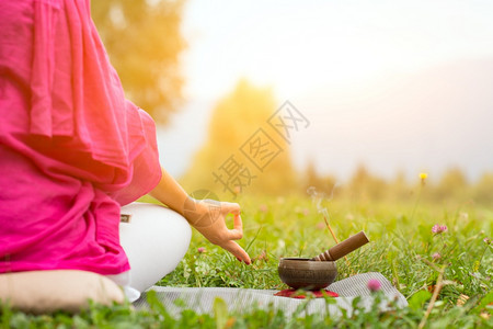 冥想健康在太阳的草原上和瑜伽姿势相伴的铃声插图图片