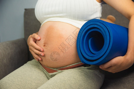 放松母亲身体孕妇在家做瑜伽图片
