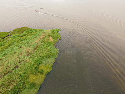一艘渔船在个大型环礁湖中航行景观冒险自然图片