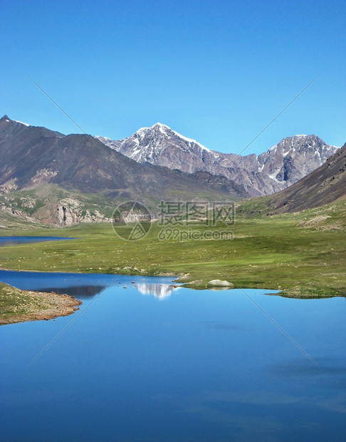 远足多岩石的谷吉尔斯坦的高山和湖泊地区亚洲旅行图片