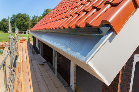 防雨水暖锌沟屋顶砖和脚手架在新房子舍内维尔图片