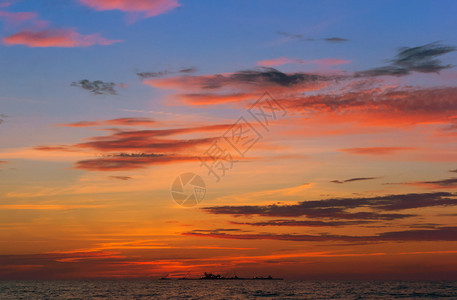 大西洋美丽的太阳海上日落浪中的出上落图片