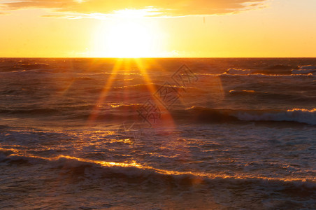 太阳海上日落浪中的出上落自然地平线图片