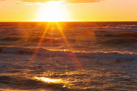 金子水海上日落浪中的出上落大西洋图片