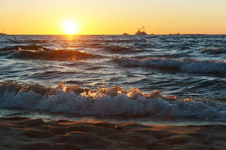 浪潮海上日落浪中的出上落放松洋图片