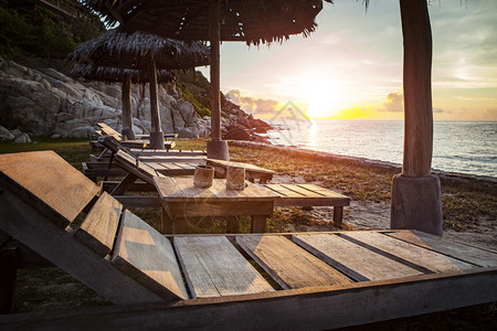 木头美丽的日落天空和海滨的木桌场景椅子图片