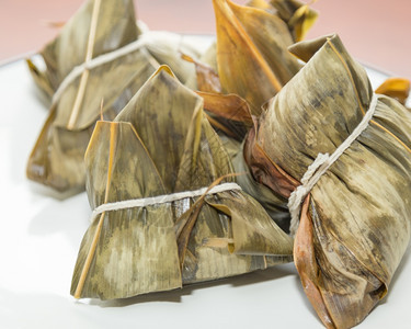 盘子里的宗钟是龙船节上吃的传统菜食沸腾亚洲人棕色的图片
