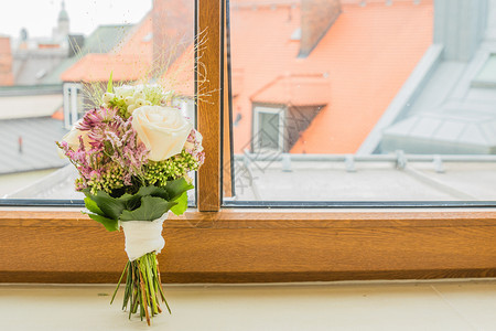 窗台上美丽的花束图片