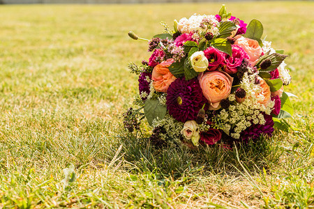 草地上的婚礼花束图片