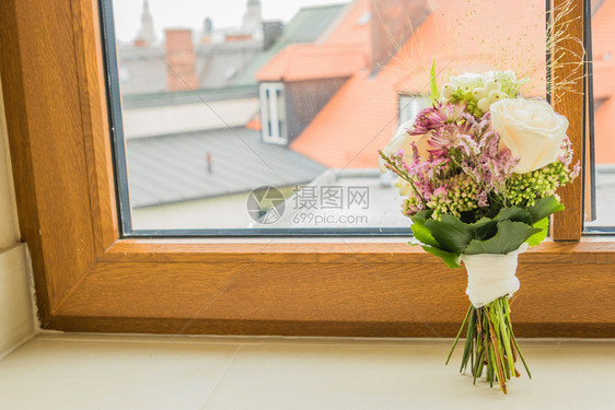 窗台上的婚礼花束图片