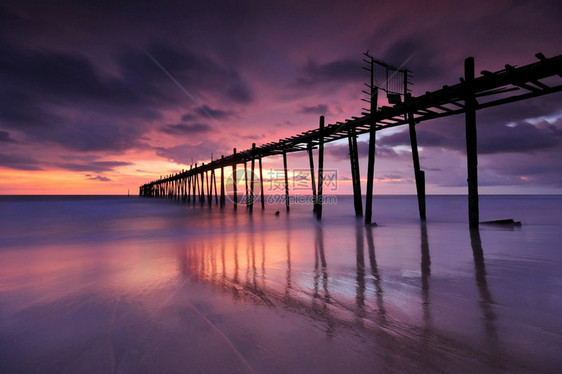 码头木天堂沙滩日落后进入大海的木桥图片