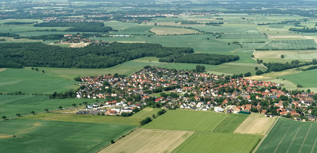 相机德国Braunschweig附近一个村庄的架小型飞机从那里空中观察该地区田草农和小森林字段市郊图片