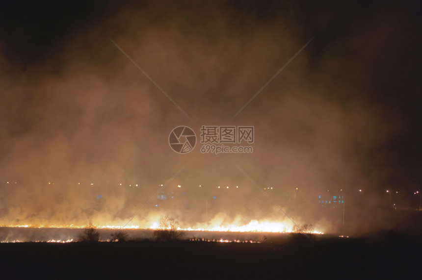 天空土地燃烧的田野烟晚上田野火燃烧草场晚上田野火燃烧草场田野烟雾黄色图片