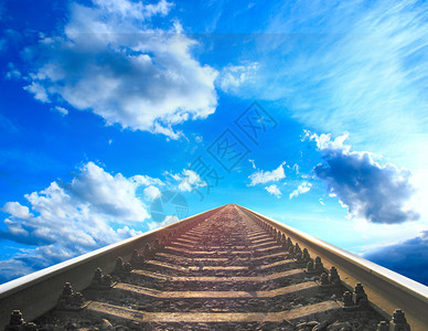 有铁轨的风景向蓝色多云的天空走去多云的风景行业运输小路图片
