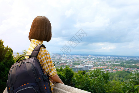 在城市和户外自然观视背景旅行春季暑假概念本Z的年轻青少女旅行者在城市和户外站立花园冒险保持图片