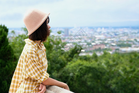 花园在城市和户外自然观视背景春季旅行暑假概念本Z的年轻幼女童旅行者站立在城市和户外自然观视背景暑假概念冒险泰国背景图片