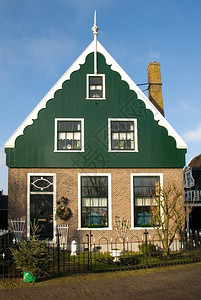 荷兰桑斯安小村庄的传统荷兰房屋花园灌木桑塞图片