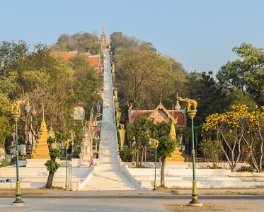 楼梯天空泰国乌萨尼著名的佛教寺庙图片