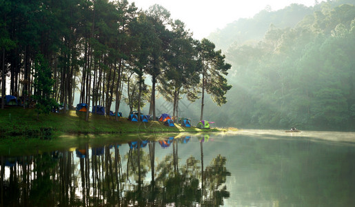 假期美丽的景观在湖附近露天营地的帐篷阳光照耀水上喷雾荒野门户14图片