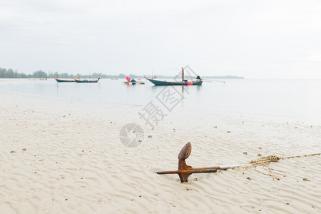 海岸渔夫日落小船停靠在海边的小渔船停靠在海边图片