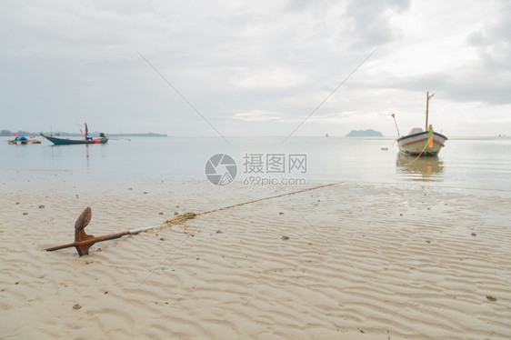 金属水小渔船停靠在海边的小渔船停靠在海边假期图片