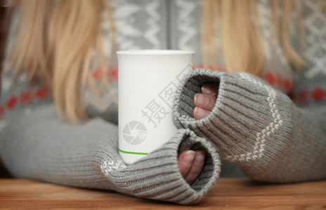 握着一杯热饮的手浅水深露地温暖的场冬天图片