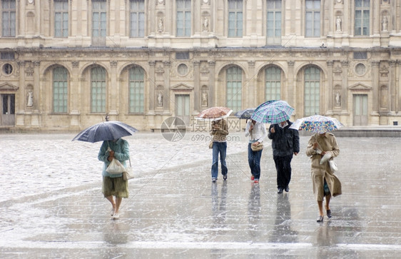 老的风建造在大雨中赶着去卢浮宫找掩护的野马图片