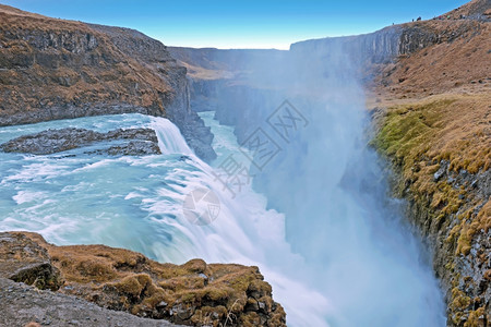 著名的北欧冰岛强大Gullfoss瀑布蓝色的图片