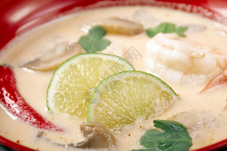 椰子水日本汤中的和虾肉品尝泰国图片
